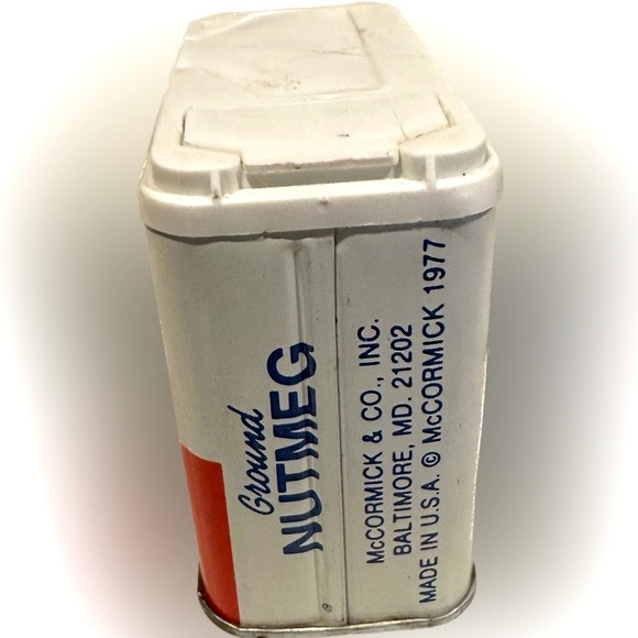 VTG NUTMEG SPICE TIN BANANA BREAD RECIPE HERBS FARMHOUSE SHAKER COLLECTIBLE 1977 - Picture 2 of 6